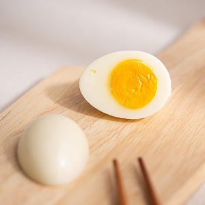 진짜 같은 삶은 달걀 모형 2개(반쪽)